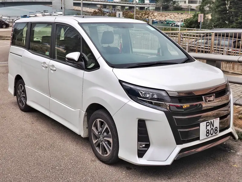 2016 Toyota Noah, front