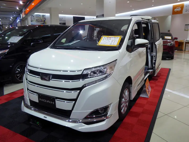 2016 Toyota Noah, side