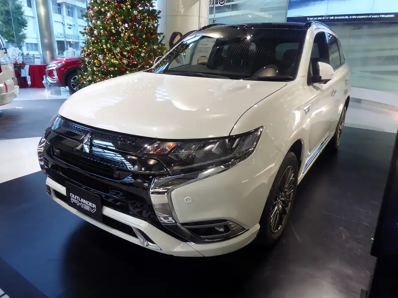 2020 Mitsubishi Outlander, front