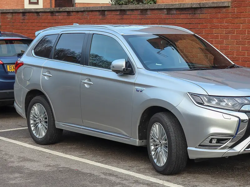2020 Mitsubishi Outlander, side